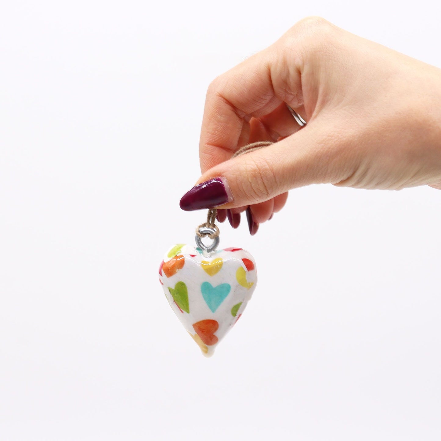 Corazón de cerámica blanca con corazones de colores, colgante divertido y colorido, ideal para decoración.