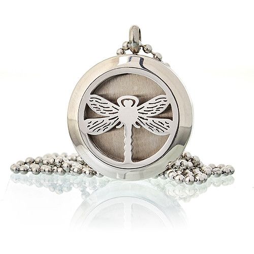 Colgante de dragonfly en plata, con cadena de bolitas y fondo de acero inoxidable. Ideal para estilo elegante y moderno.
