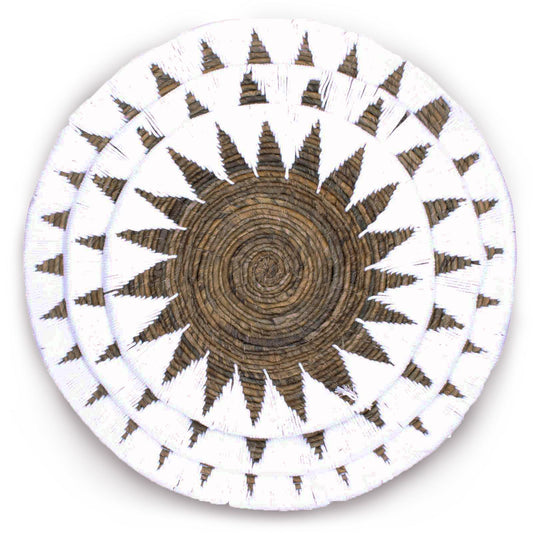 Cesta decorativa redonda de mimbre en tonos marrones y blancos, con diseño de sol moderno. Ideal para pared.