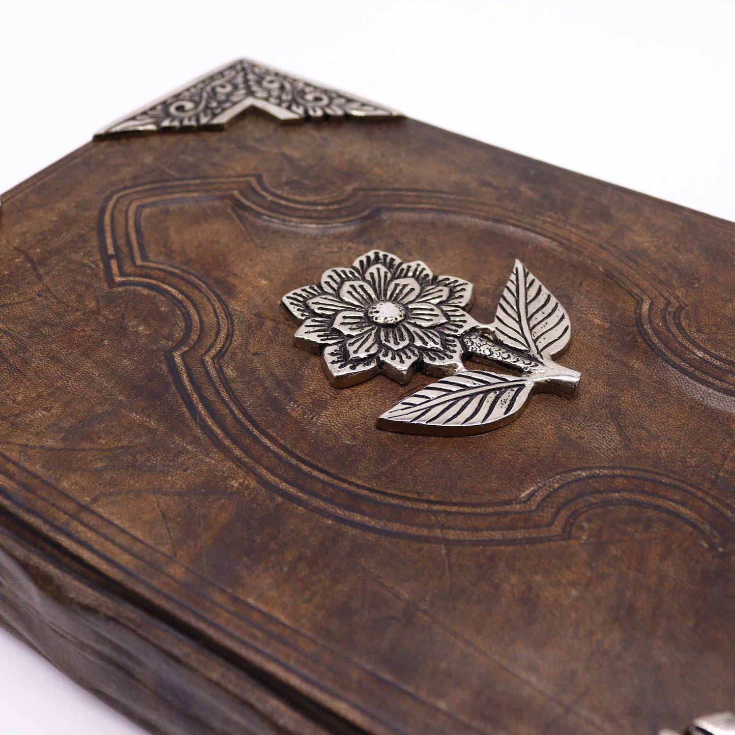 Caja de madera marrón con diseño floral en plata, estilo vintage y detalles elegantes en la tapa.