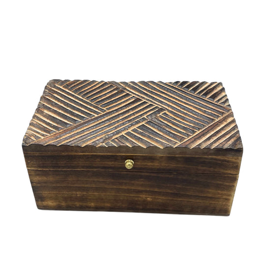 Caja de madera tallada en tonos marrones con diseño geométrico, ideal para almacenamiento elegante.