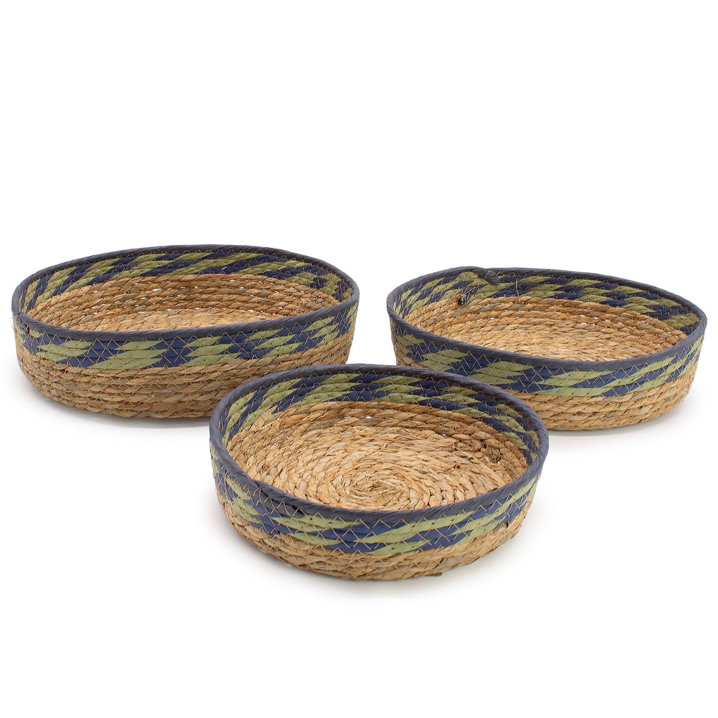 Juego de 3 cestas redondas de pasto marino natural, con bordes decorados en tonos verde y azul trenzados.