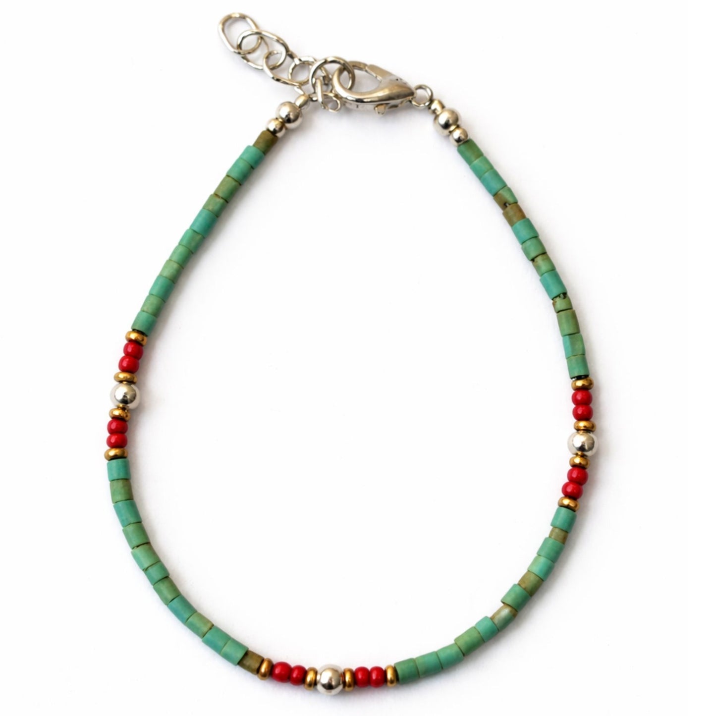 Collar de cuentas verdes y rojas, estilo bohemio, con detalles en plata y acero inoxidable, artesanal.