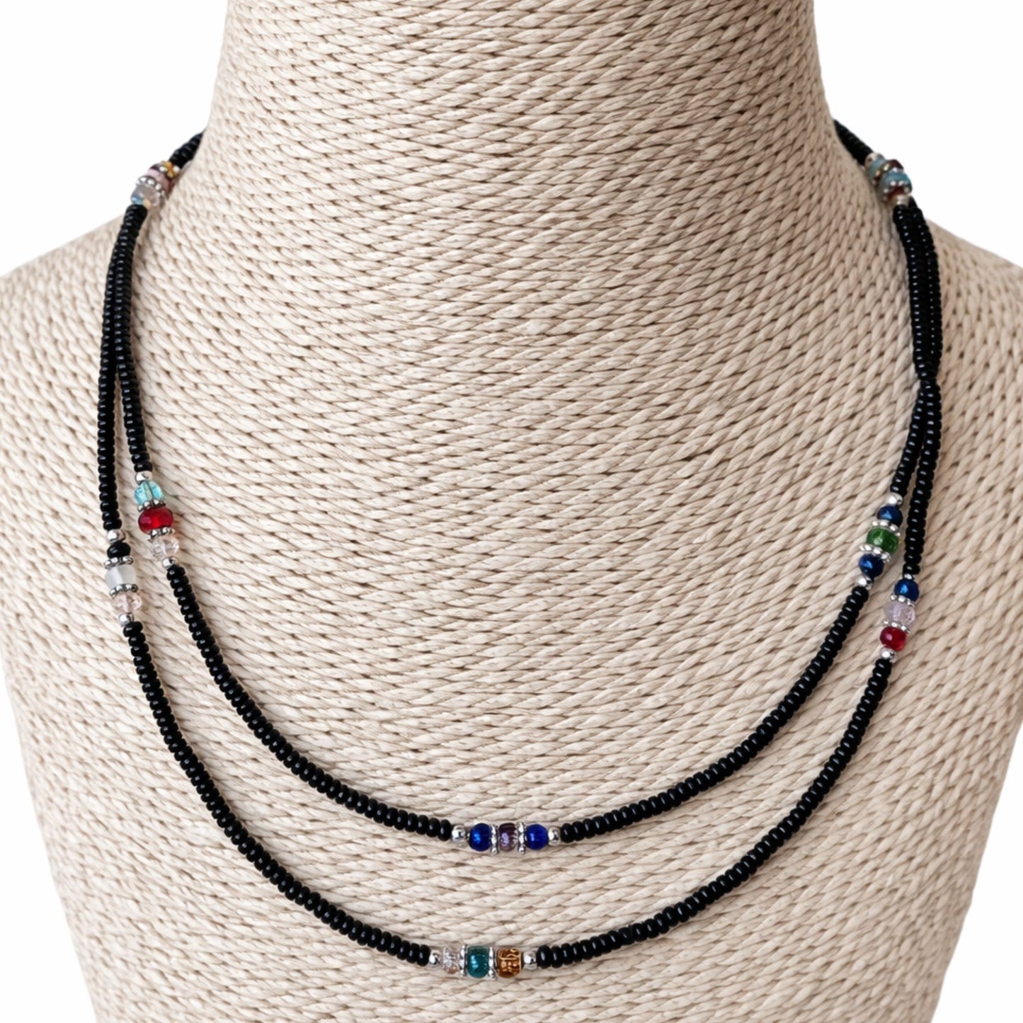 Collar de cuentas de colores, negro y metal, estilo bohemio, con detalles brillantes y diseño de doble capa.