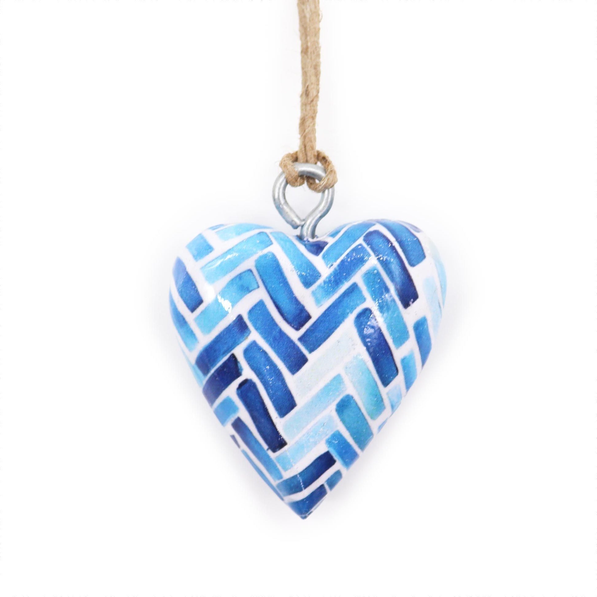 Corazón decorativo de cerámica en tonos azules y blancos, con diseño de trenzado, colgado con cuerda natural.