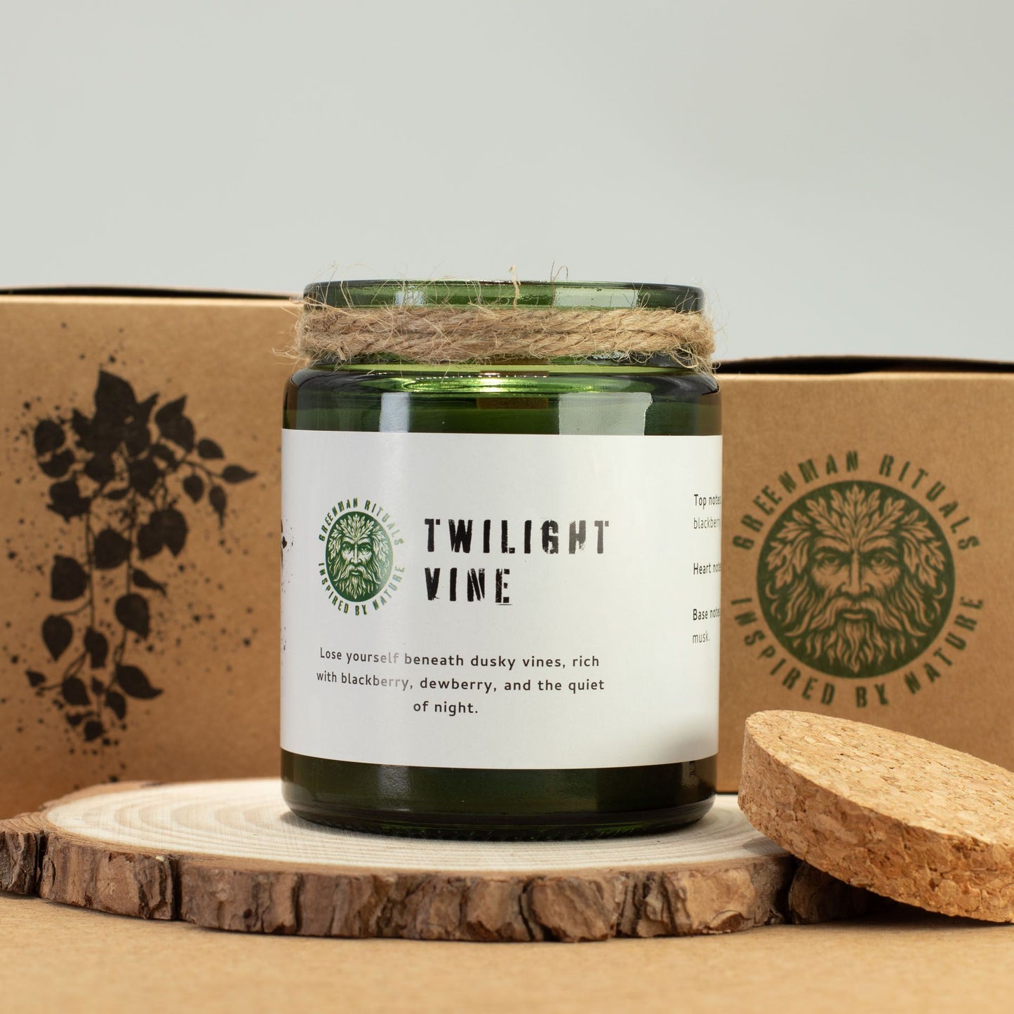 Vela verde "Twilight Vine" en frasco de vidrio, con cuerda, aromas de mora y flor de saúco, estilo natural.