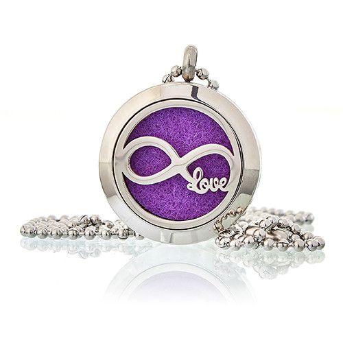 Collar de acero inoxidable, colgante infinito plateado con amor y fondo de fieltro morado.