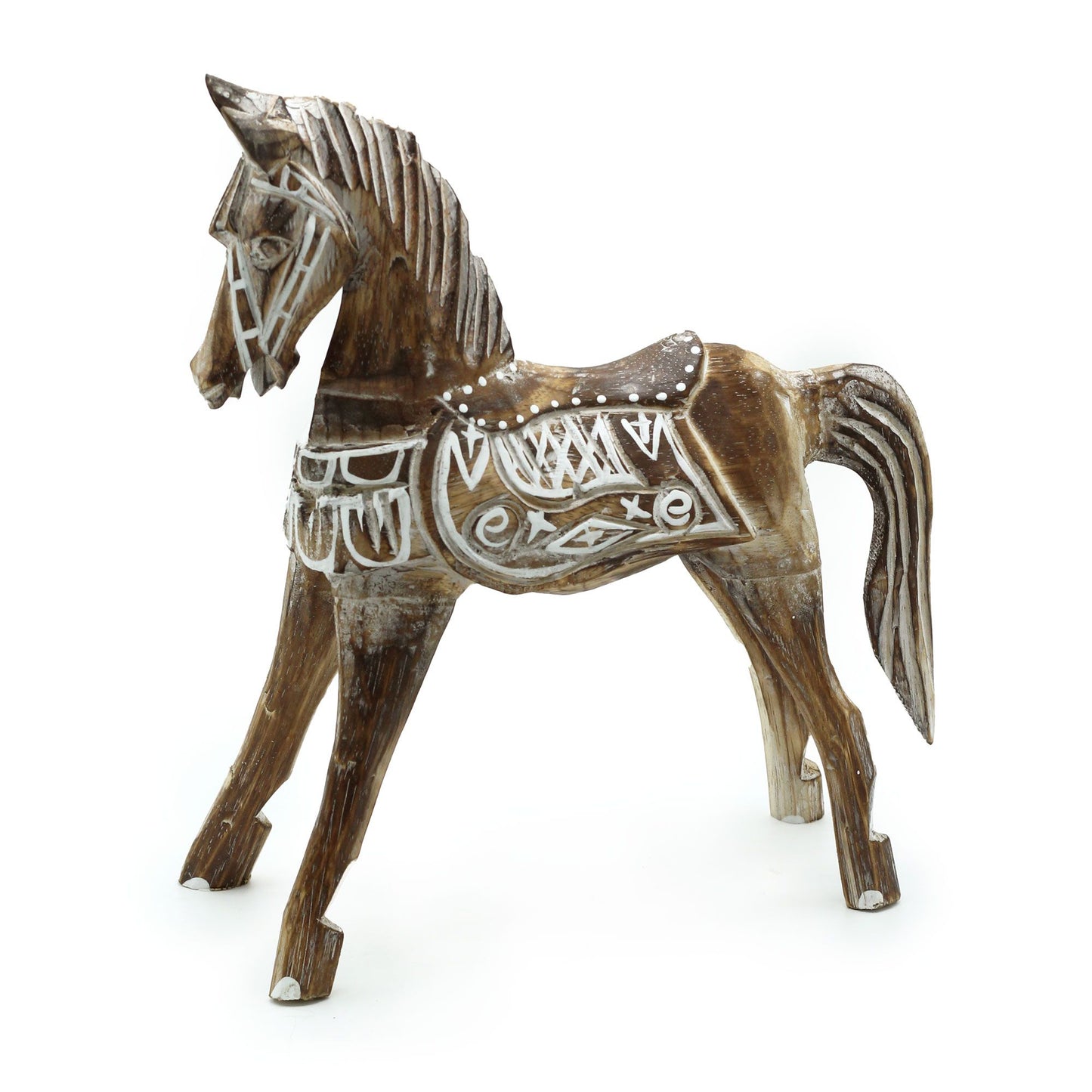 Caballo decorativo de madera tallada, color marrón y blanco, con diseño artístico y estilo rústico.