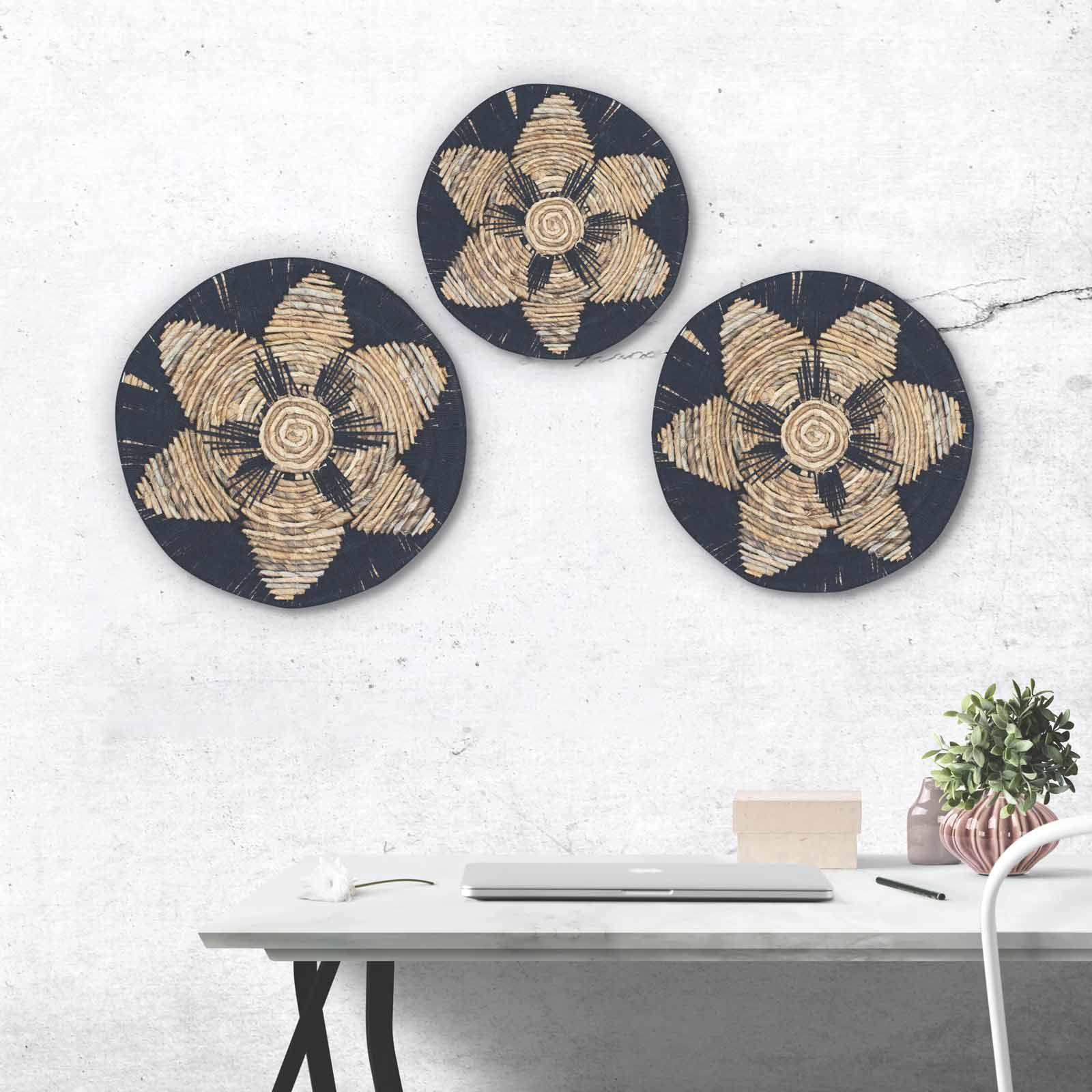 Set de 3 adornos murales en tonos azul marino y beige, de yute con diseño floral bohemio. Ideal para decoración moderna.