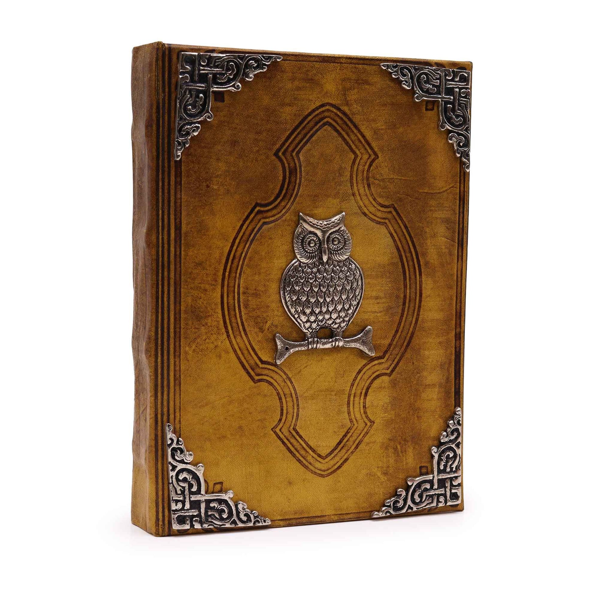Cuaderno de cuero marrón con diseño de búho en metal plateado y estilo vintage. Ideal para notas y escritura creativa.