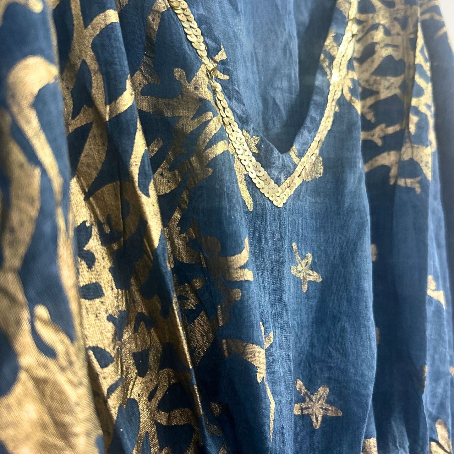 Colección Nómada Sari Mediterráneo - Kaftan - Diseño de Coral en Azul Marino y Oro