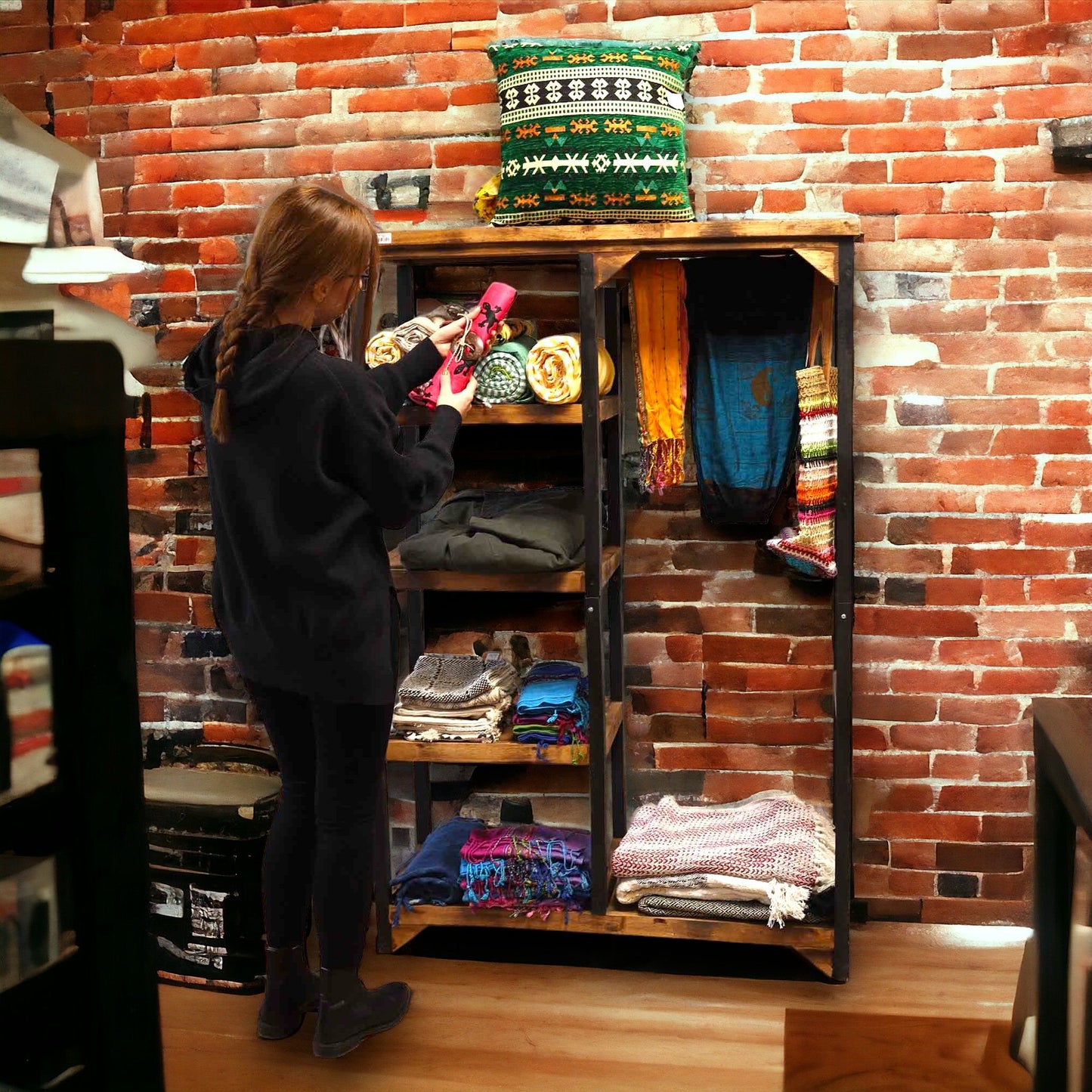 Perchero y estantes cuadrados para ropa.