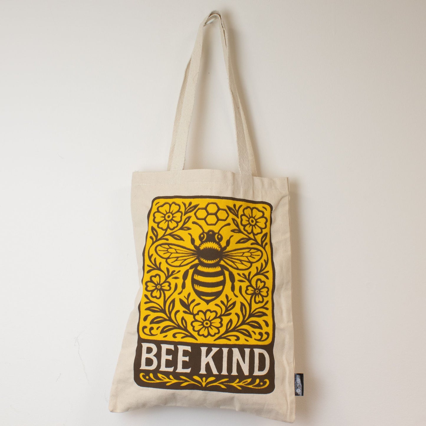 Bolsa de algodón beige con diseño de abeja amarilla y negra, estilo vintage "Bee Kind". Perfecta para compras.