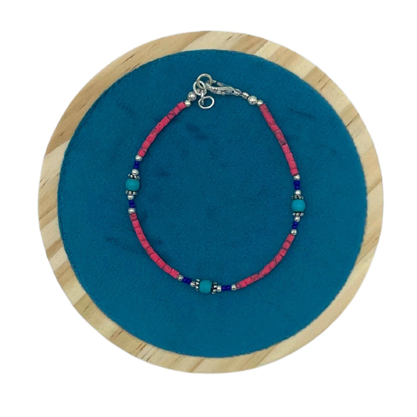 Pulsera artesanal de cuentas rosas, verdes y plateadas, combinación colorida en estilo bohemio.