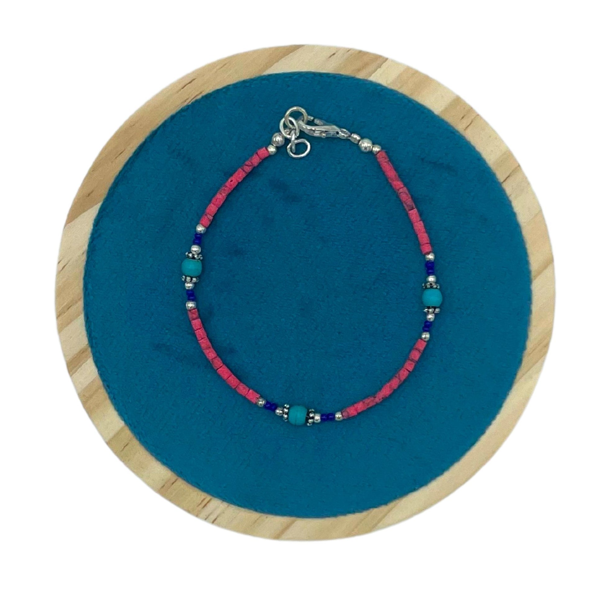 Pulsera artesanal de cuentas rosas, verdes y plateadas, combinación colorida en estilo bohemio.