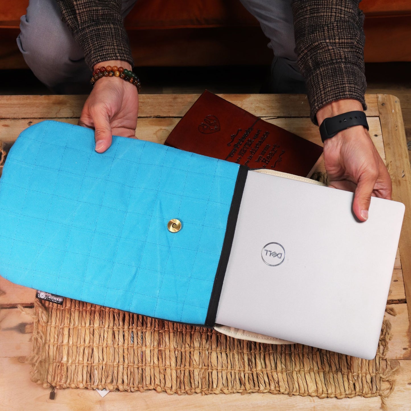 Funda de laptop azul celeste acolchada con botón, estilo moderno y materiales duraderos, ideal para Dell.