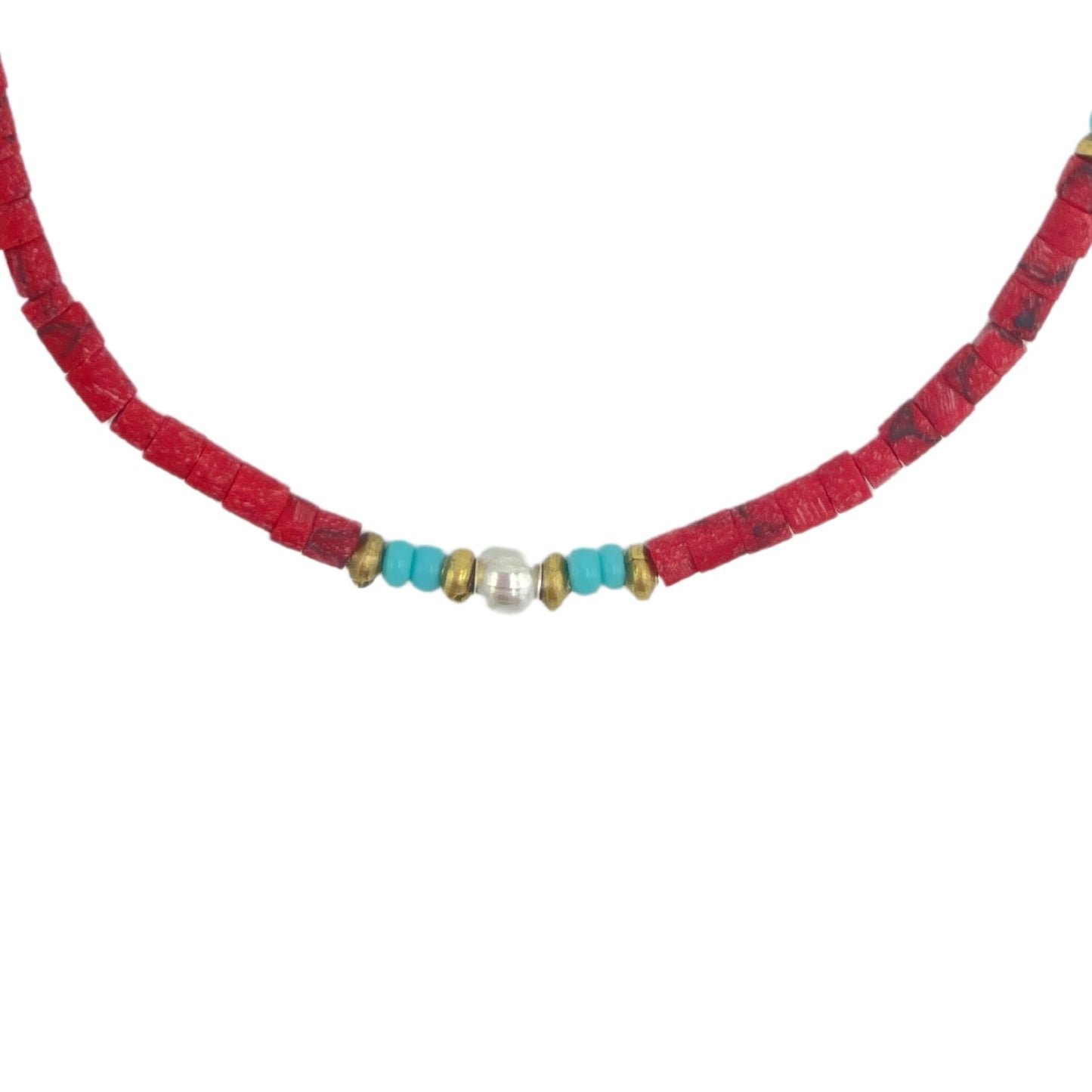 Collar de cuentas rojas, turquesas y doradas, con detalle plateado, estilo bohemio y material de bisutería.