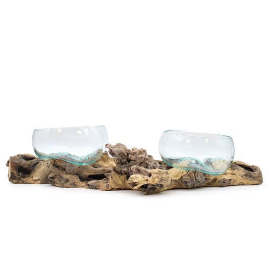 Dos cuencos de vidrio fundido transparente encajados sobre una base alargada de madera natural rústica.