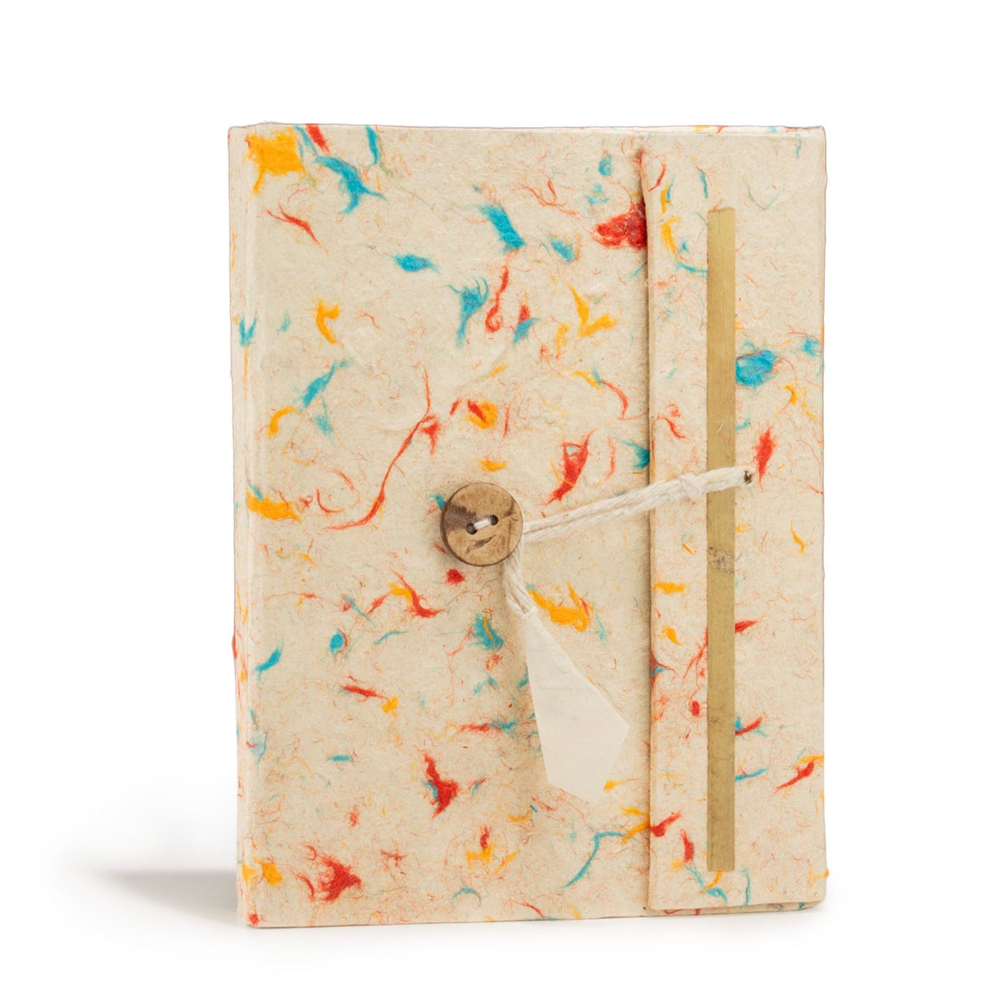 Cuaderno artesanal en papel reciclado, color beige con detalles en azul y naranja, cerrado con cordón y botón de madera.