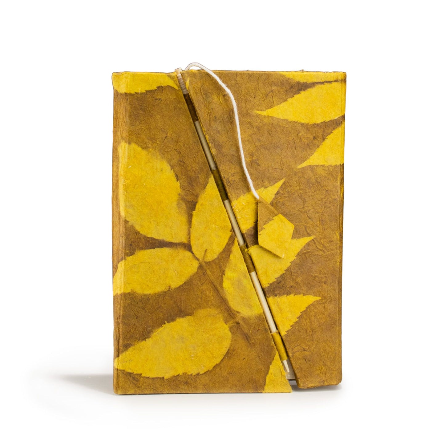 Cuaderno marrón con hojas amarillas, hecho de papel reciclado, estilo rústico, ideal para escritura y manualidades.