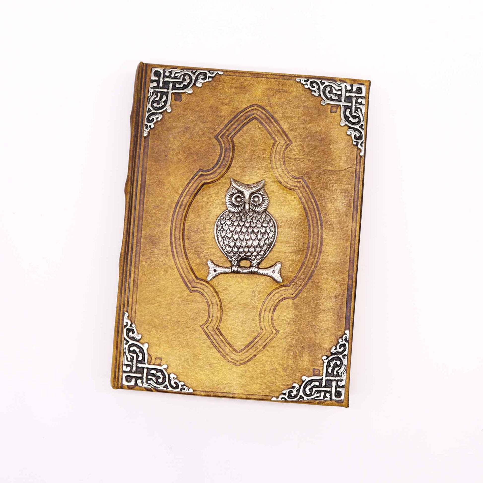 Cuaderno de cuero marrón con diseño en relieve de búho y detalles plateados, estilo vintage.