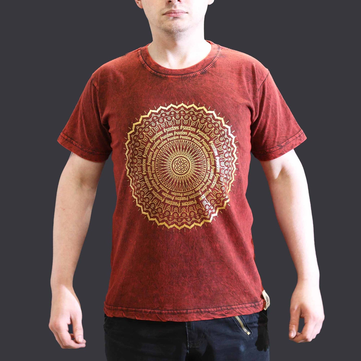 Camiseta roja de algodón con estampa dorada de mandala en el centro, estilo relajado y moderno.