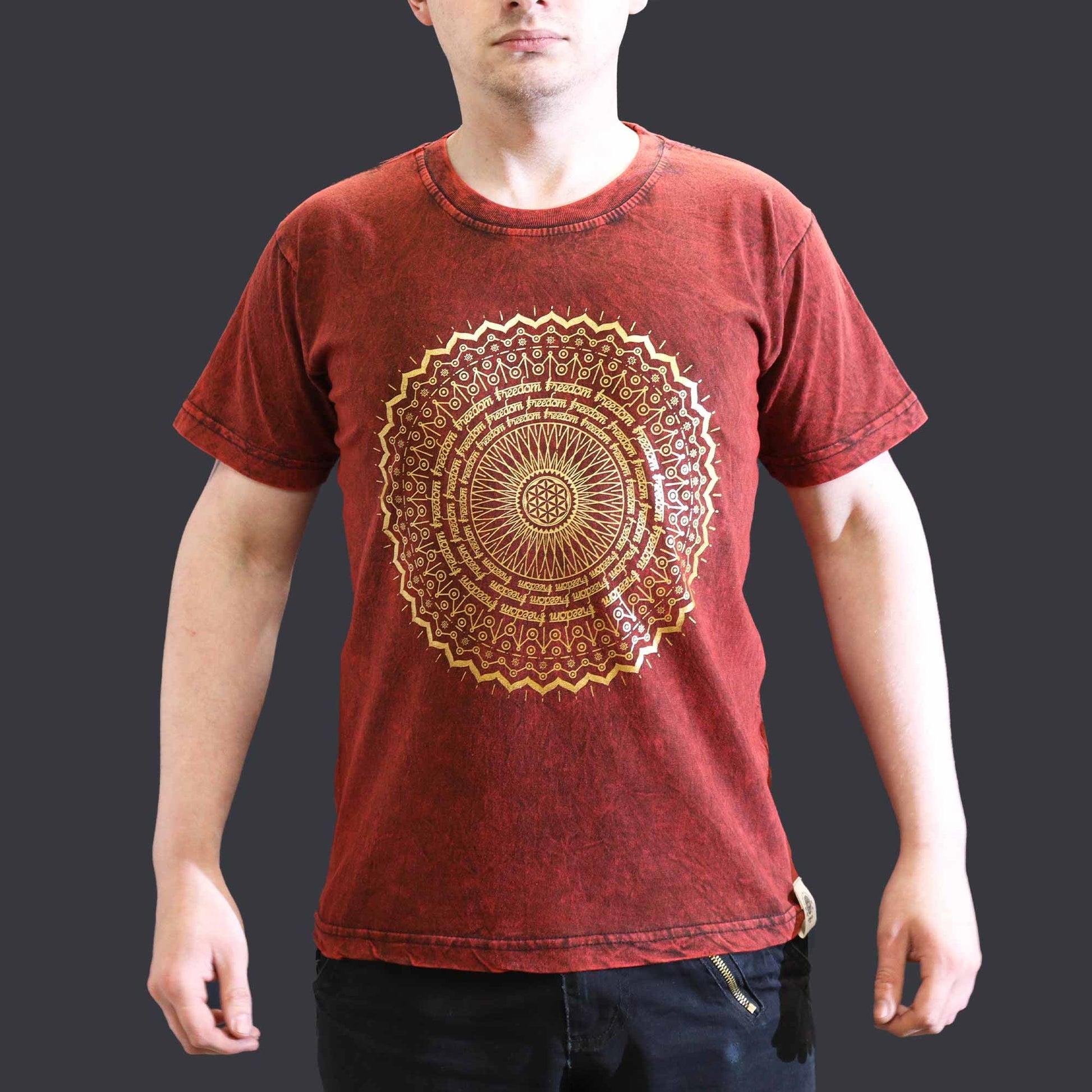 Camiseta roja de algodón con estampa dorada de mandala en el centro, estilo relajado y moderno.