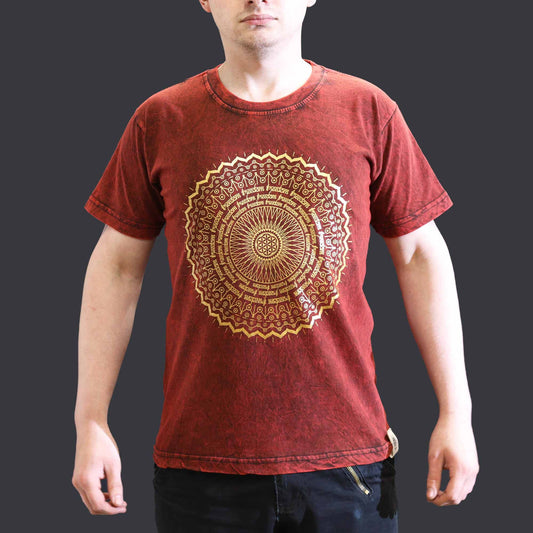 Camiseta roja de algodón con estampa dorada de mandala en el centro, estilo relajado y moderno.