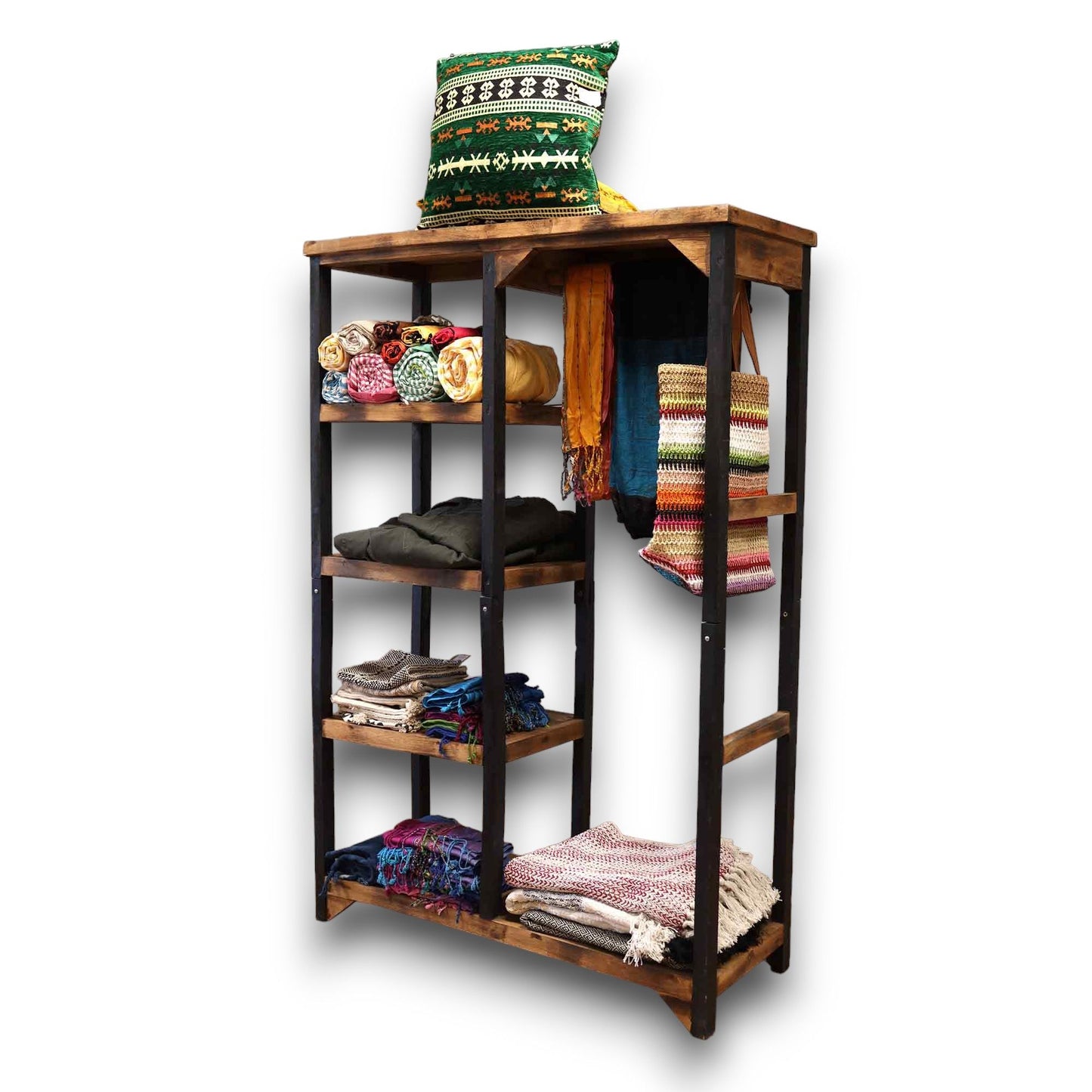 Perchero y estantes cuadrados para ropa.