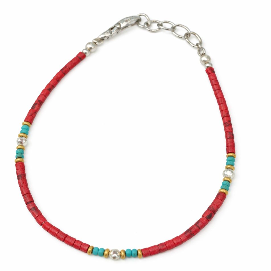 Collar de cuentas rojas y azules, con detalles en plata, estilo bohemio y ajustable.