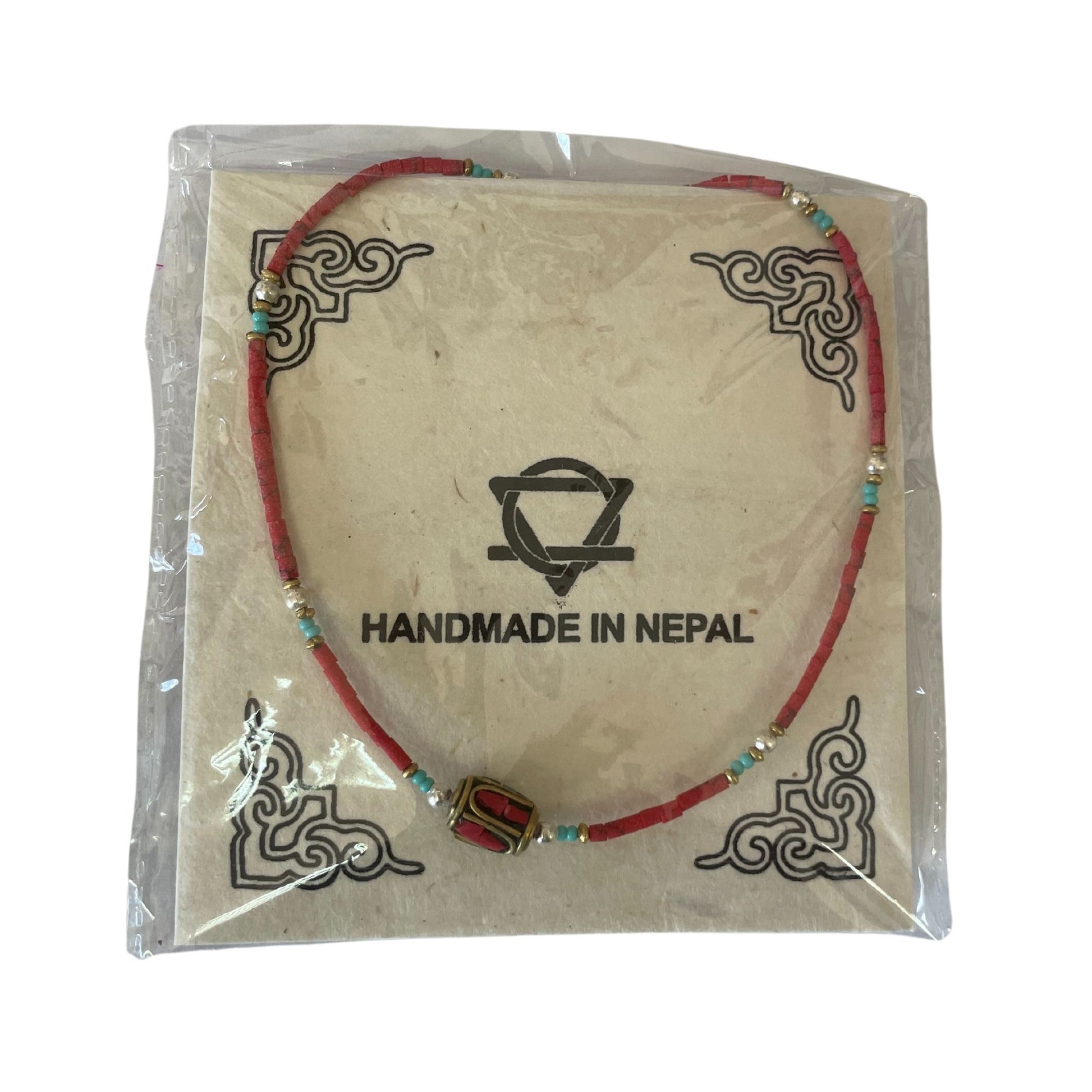 Collar artesanal de Nepal, cuentas rojas, detalles en plata y turquesa, estilo bohemio y colorido.