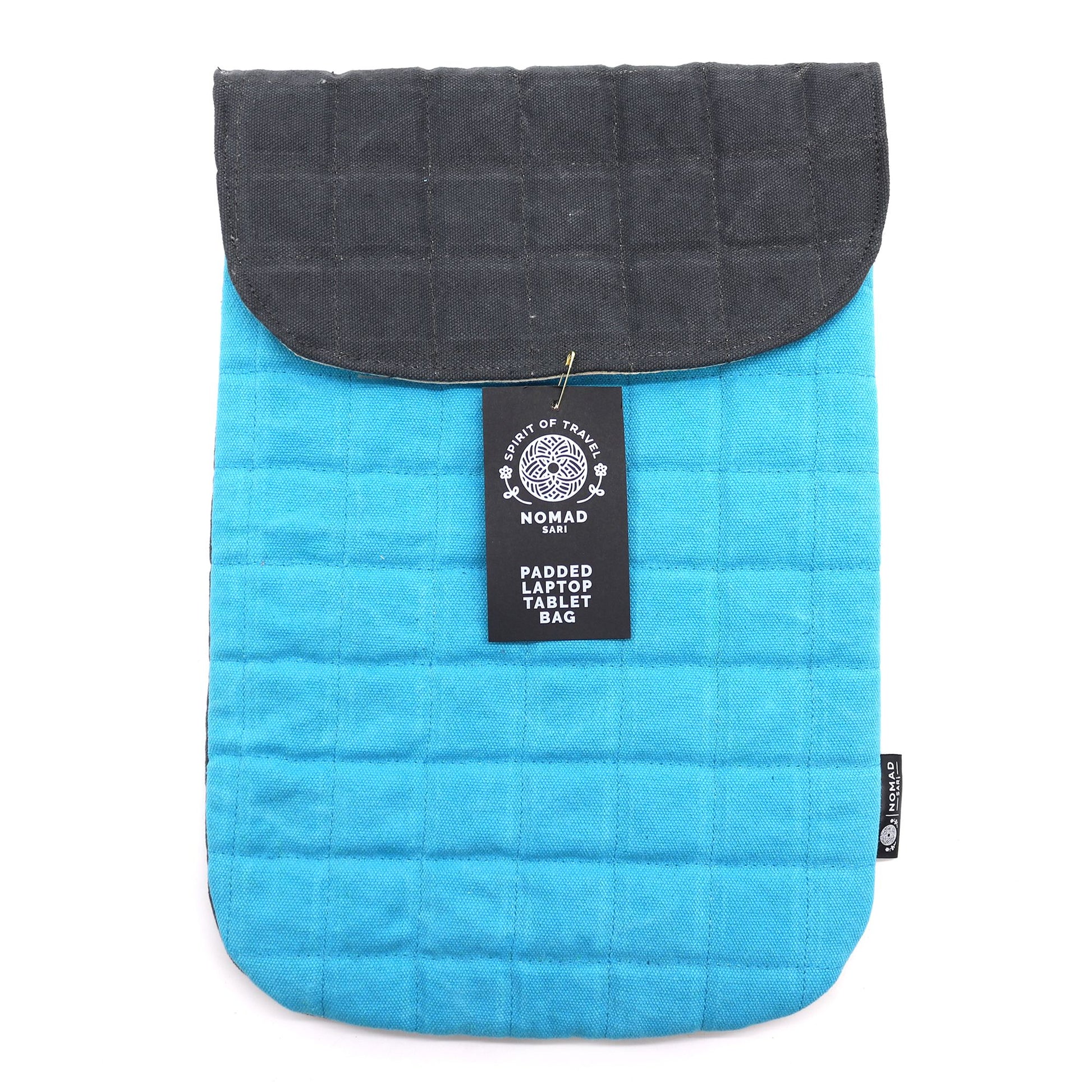 Bolso acolchado para tablet en azul turquesa con solapa negra, estilo moderno y práctico.