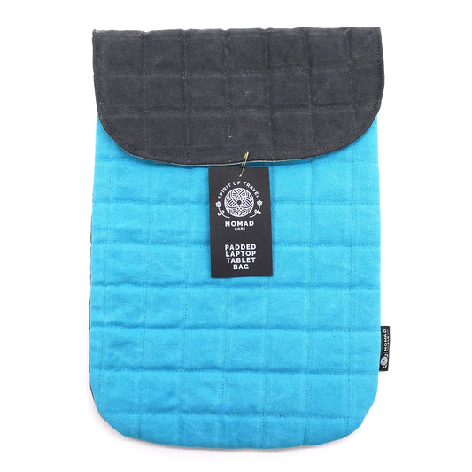Bolso acolchado para tablet en azul turquesa con solapa negra, estilo moderno y práctico.