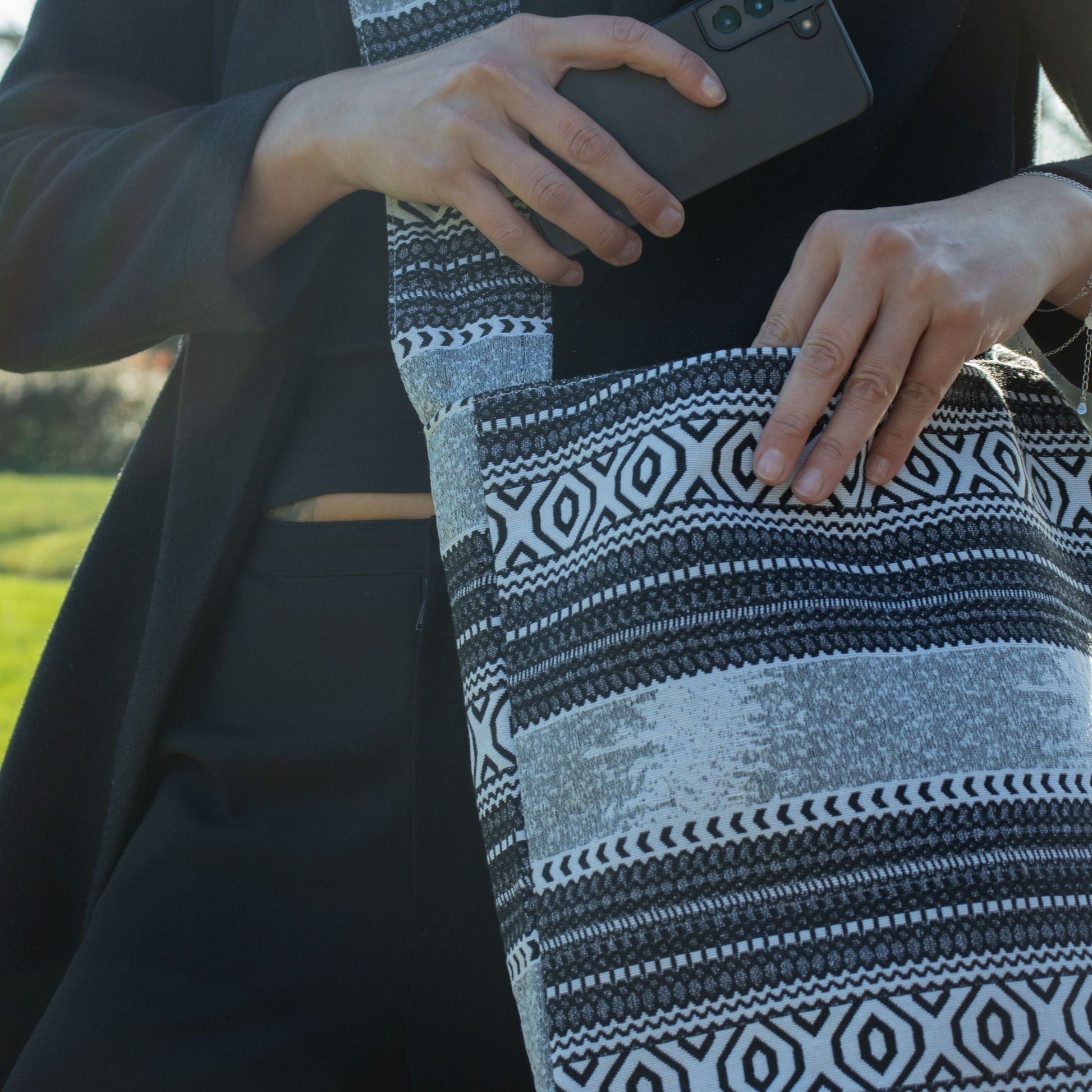 Bolso de mano azul y negro, tejido de algodón con diseño étnico, ideal para uso diario y estilo bohemio.