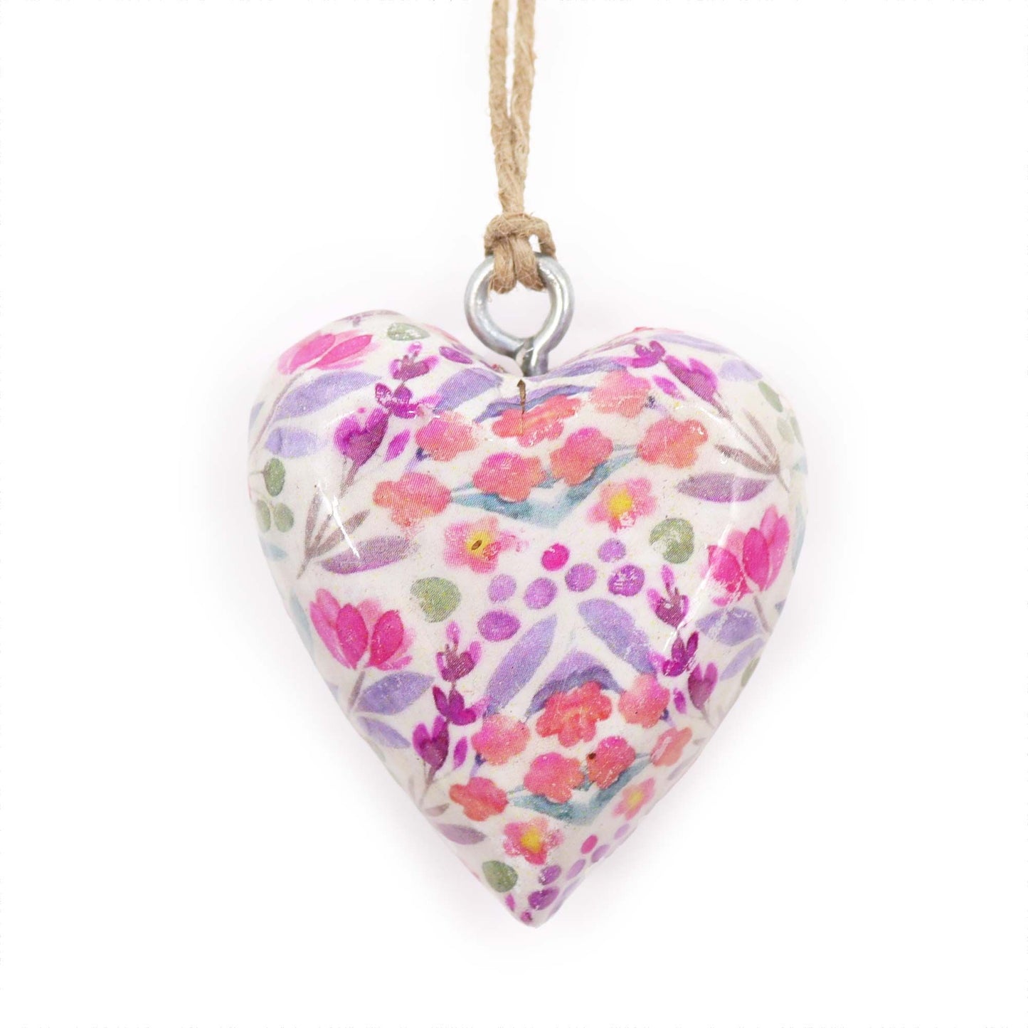 Corazón de cerámica decorado con flores en tonos rosa, morado y verde, con hilo de yute para colgar.