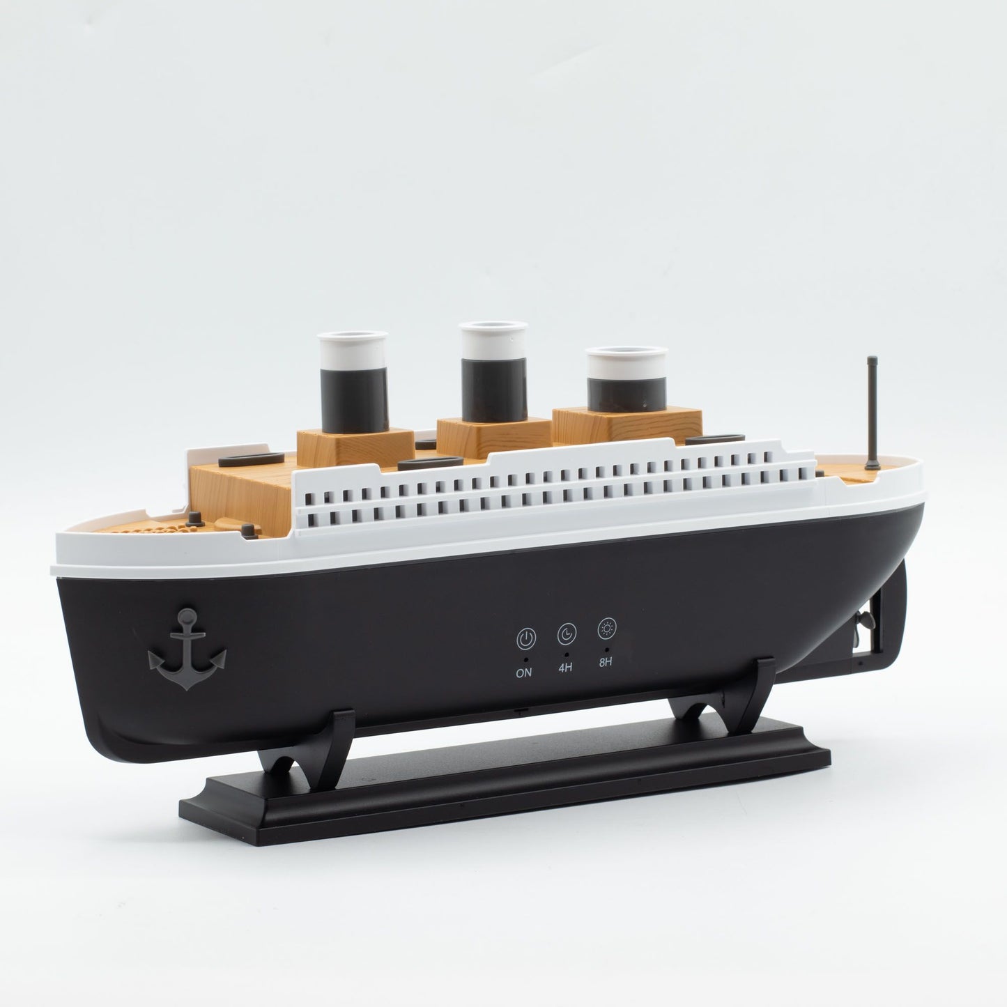 Difusor Ancient Wisdom con forma de barco clásico en blanco, negro y madera, con botones táctiles y base.