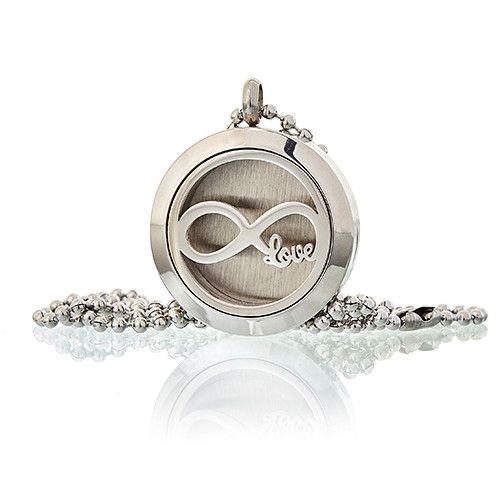 Collar de acero inoxidable plateado con colgante infinito y la palabra "amor" en un elegante diseño moderno.