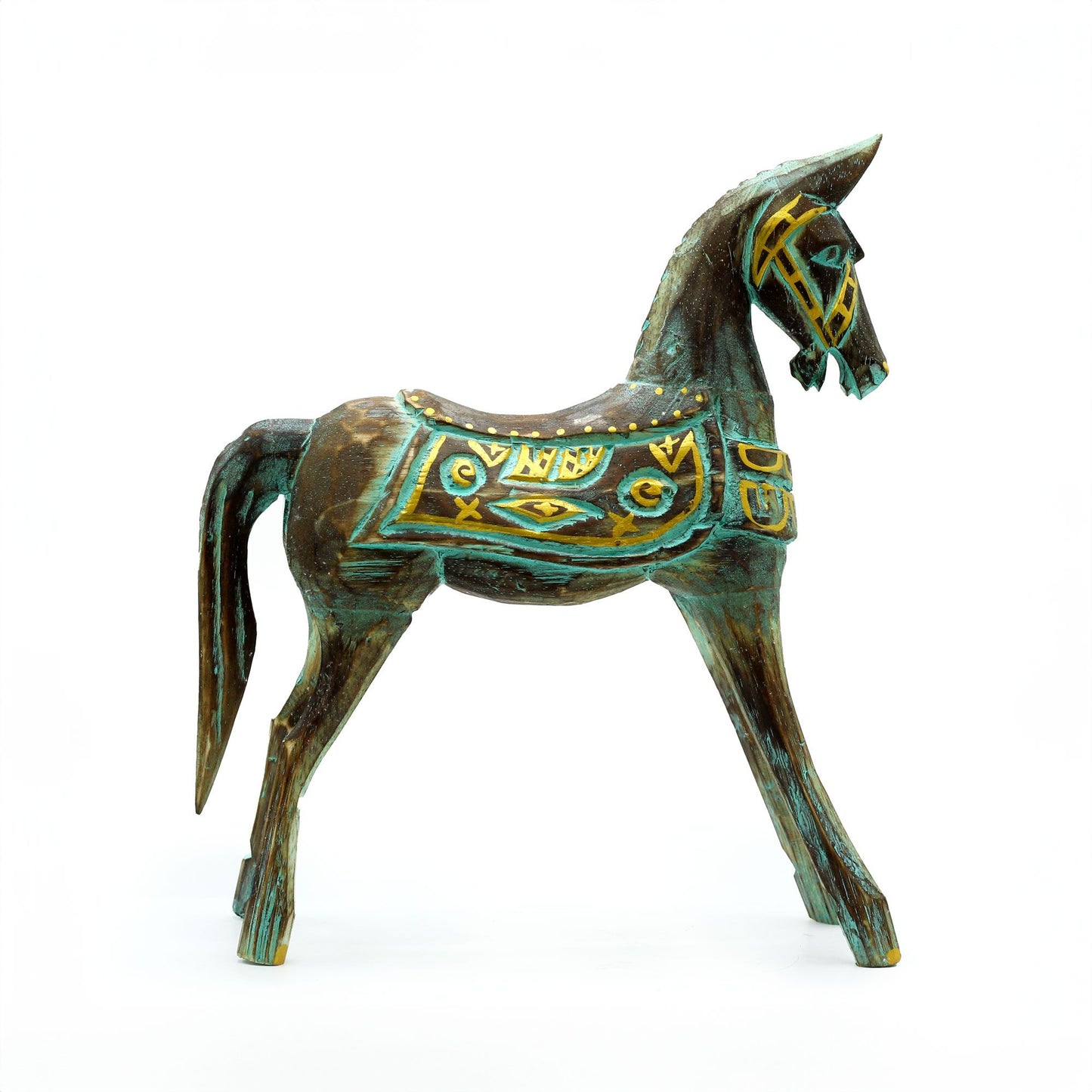 Caballo decorativo de madera tallada en tonos marrones y verdes, con detalles dorados, estilo artesanal único.