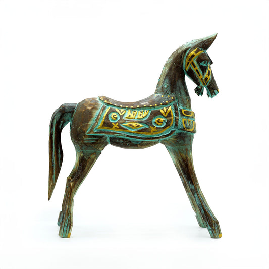 Caballo decorativo de madera tallada en tonos marrones y verdes, con detalles dorados, estilo artesanal único.