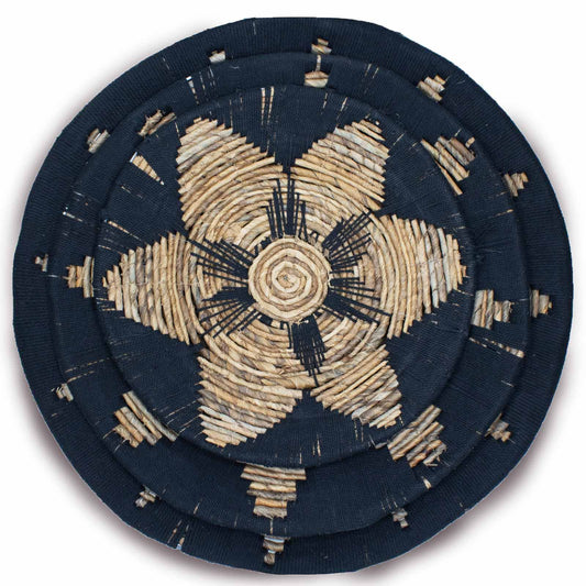 Set de 3 cuencos de alga marina azul marino con diseño de flor natural en tonos beige, elegante y artesanal.
