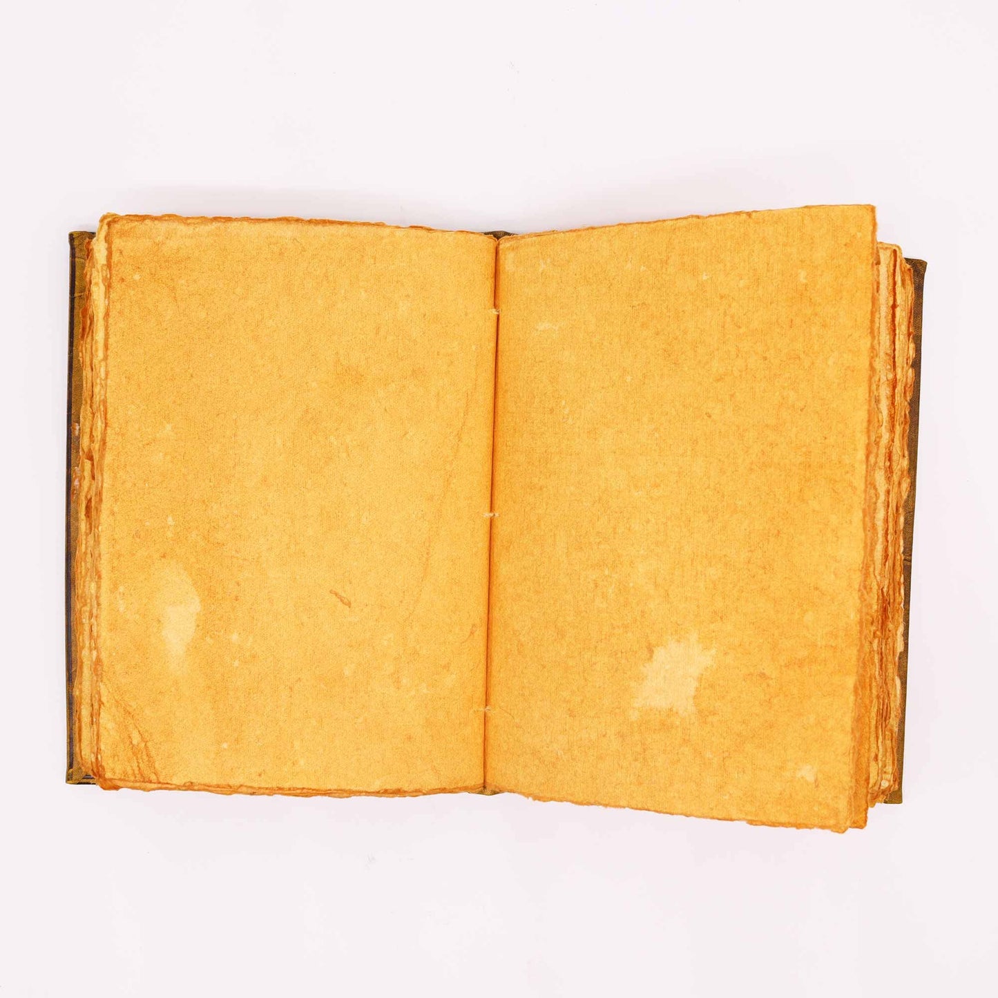 Libro antiguo de tapa marrón y páginas amarillas, hojas en blanco, estilo vintage, ideal para manualidades o escritura.
