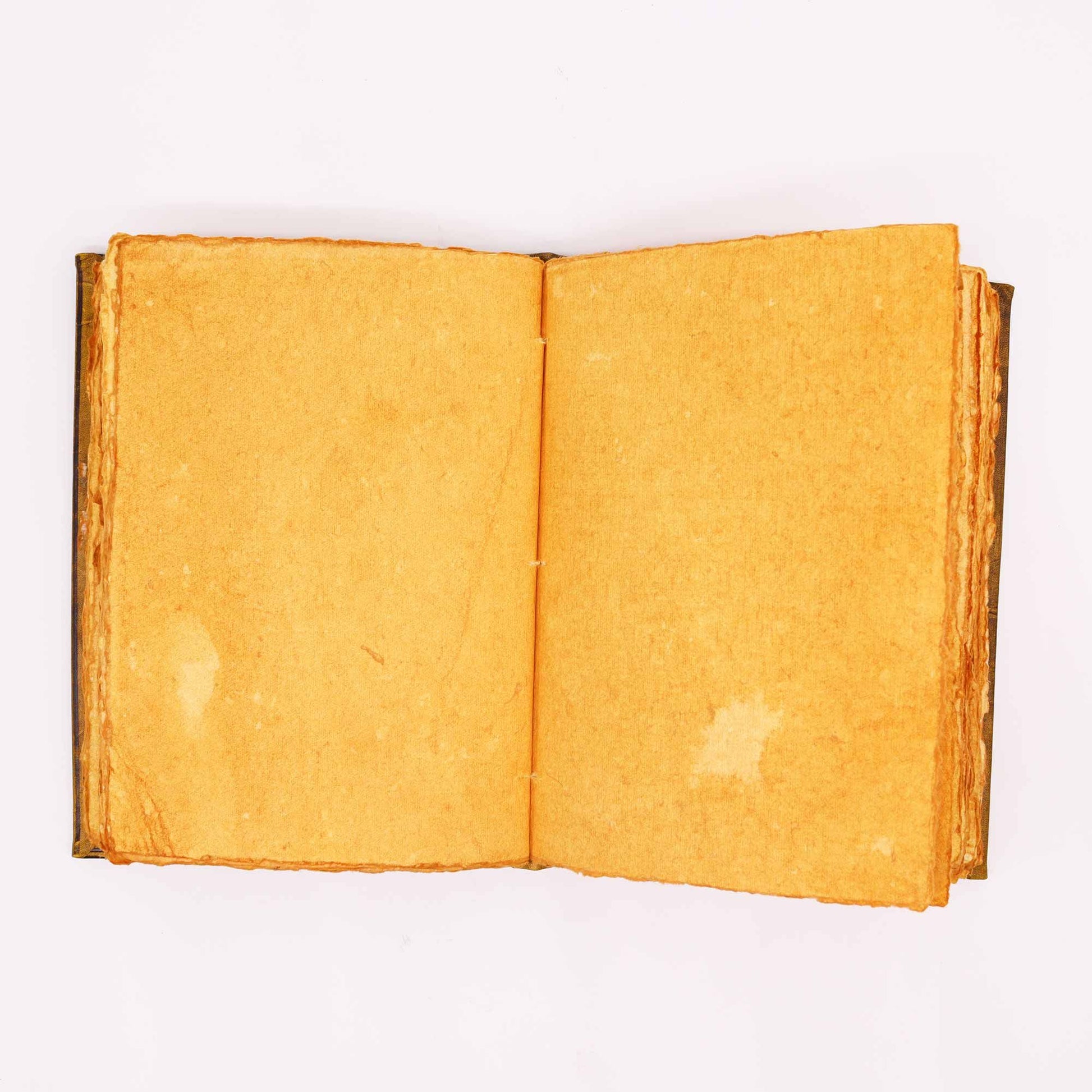 Libro antiguo de tapa marrón y páginas amarillas, hojas en blanco, estilo vintage, ideal para manualidades o escritura.