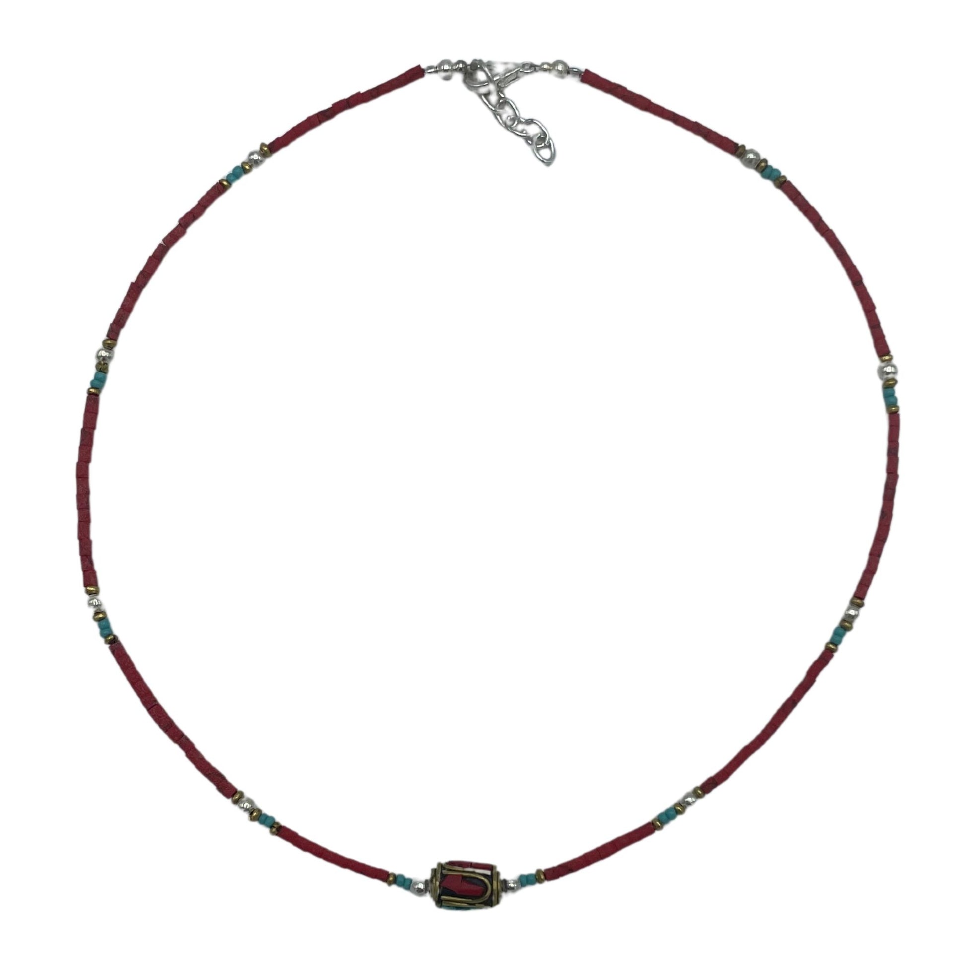 Collar de cuentas rojas y turquesas con detalles dorados y un colgante central, estilo bohemio.