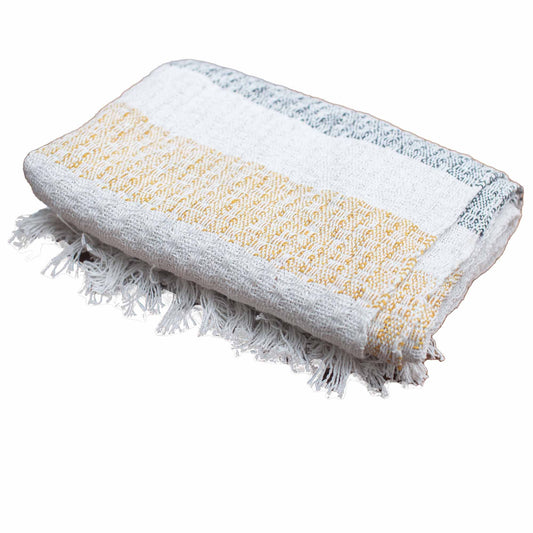 Toalla de algodón blanca con detalles en amarillo y gris, estilo bohemio, con flecos.