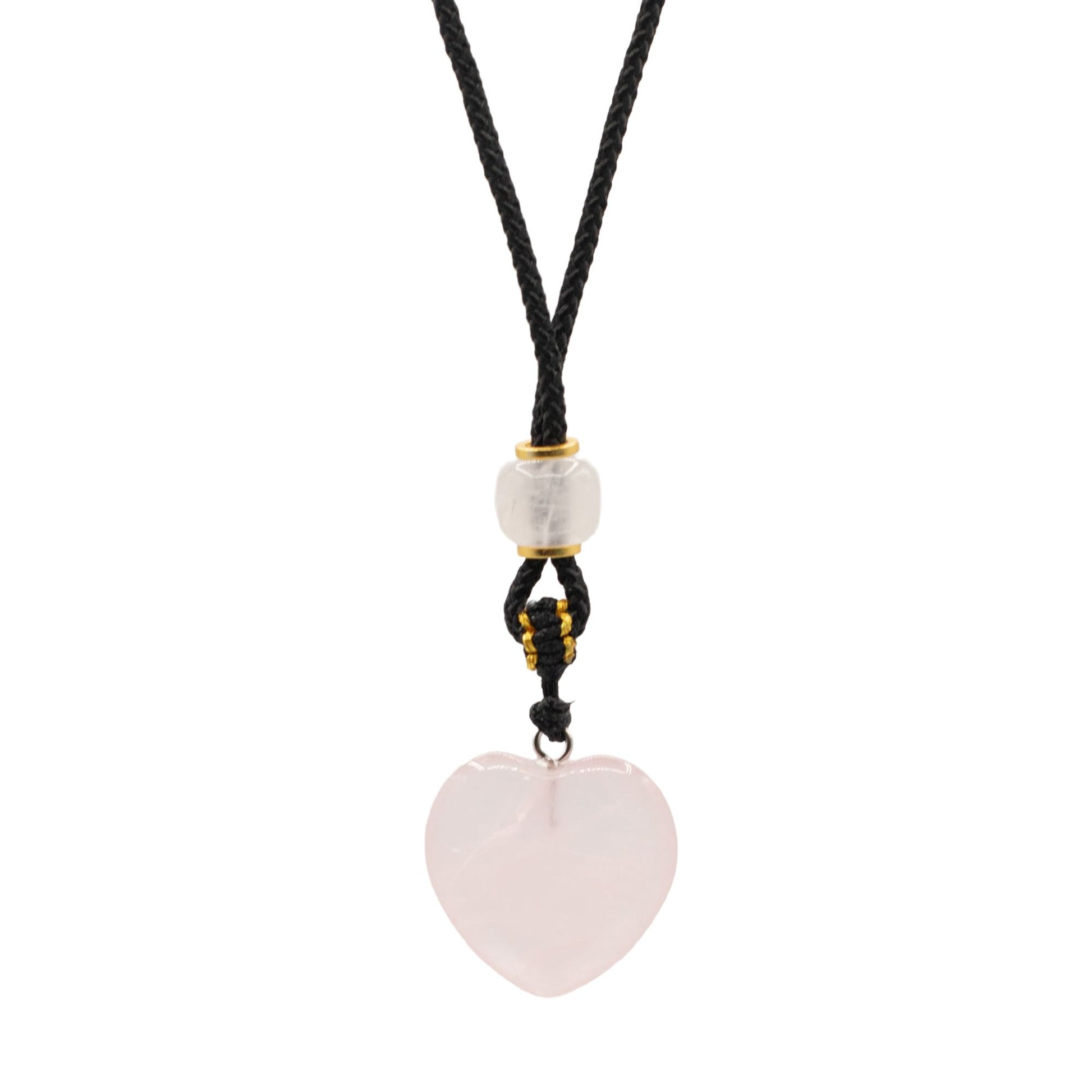 Collar de corazón de cuarzo rosa con cordón negro y cuentas doradas, estilo bohemio y moderno.