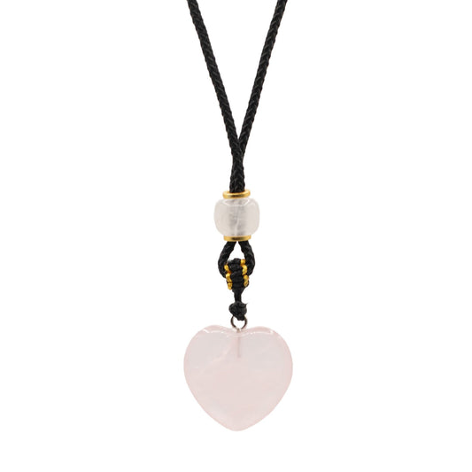 Collar de corazón de cuarzo rosa con cordón negro y cuentas doradas, estilo bohemio y moderno.
