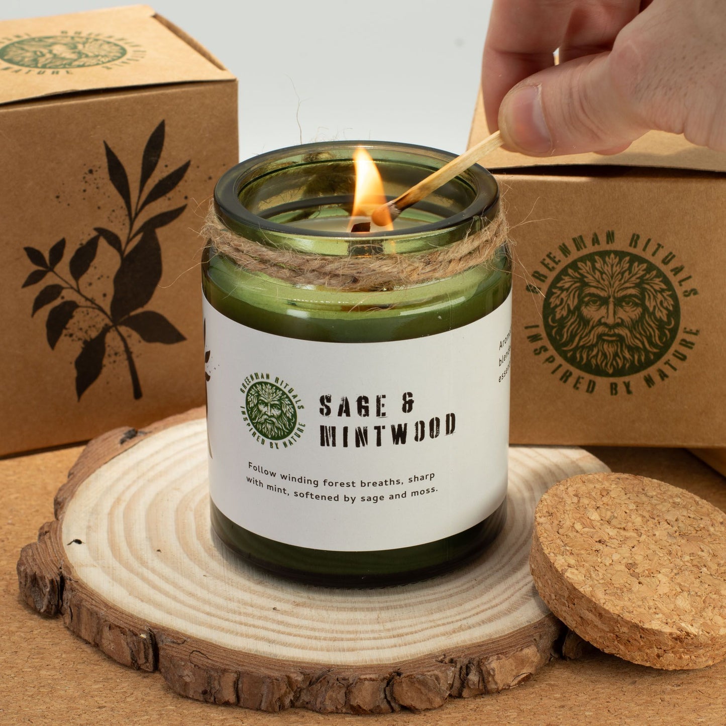 Vela verde de salvia y madera de menta, enfrasada en vidrio, con detalles naturales y estilo rústico.