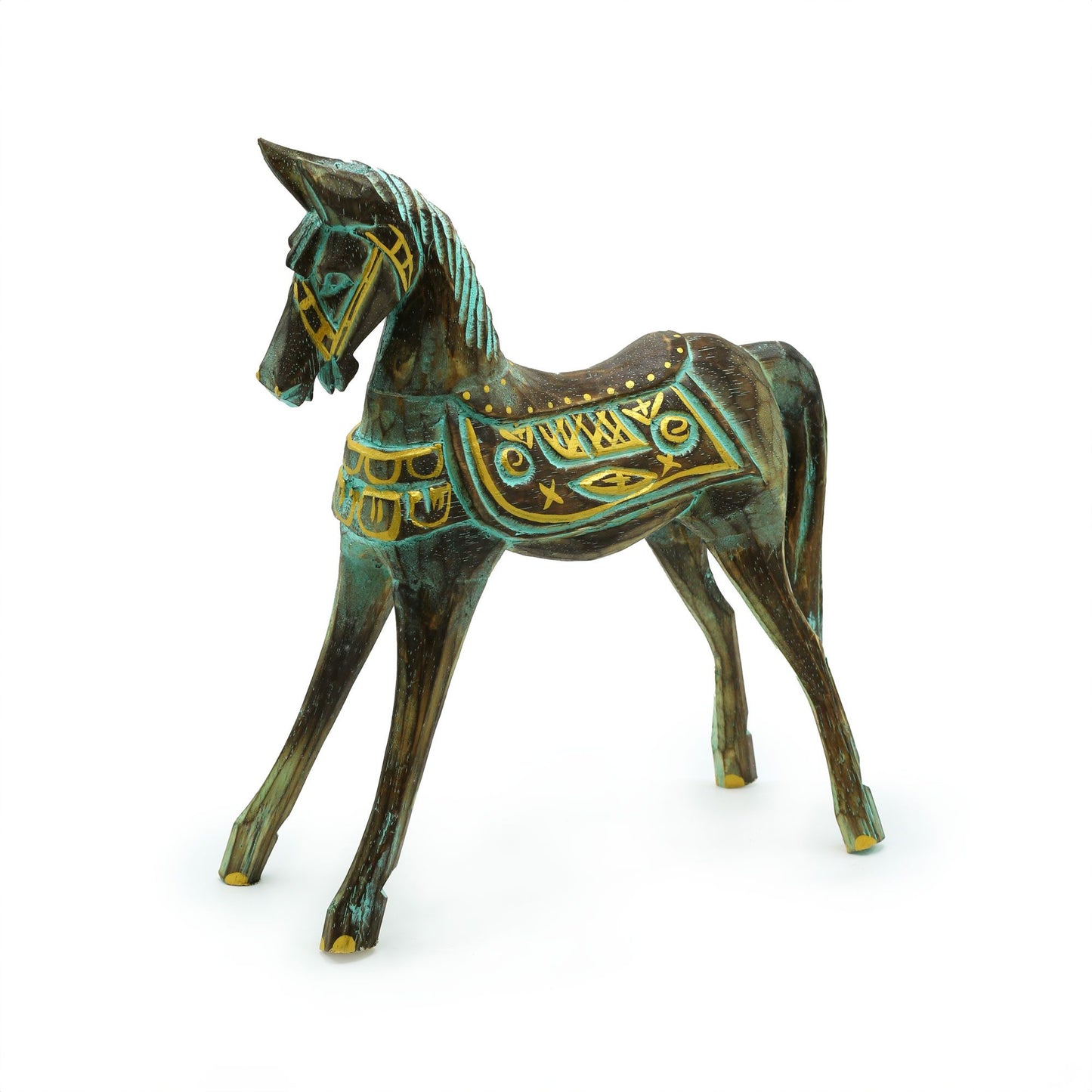 Caballo decorativo de madera en tonos verdes y marrones, con detalles dorados y un estilo artístico vintage.