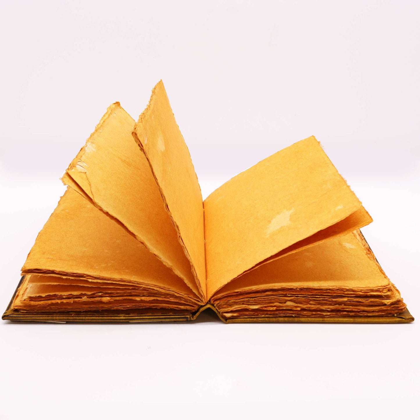 Libro grande de hojas amarillas, encuadernación artesanal, papel reciclado, estilo vintage, ideal para escritura o dibujo.