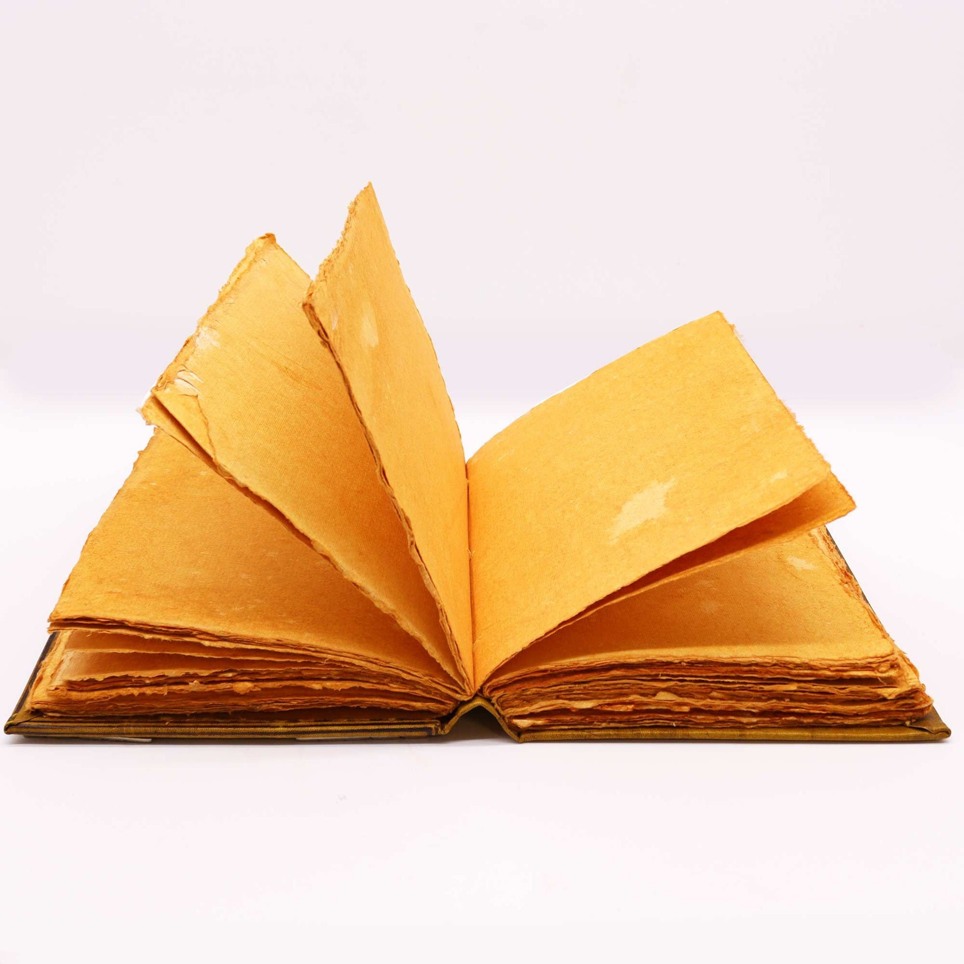 Libro grande de hojas amarillas, encuadernación artesanal, papel reciclado, estilo vintage, ideal para escritura o dibujo.